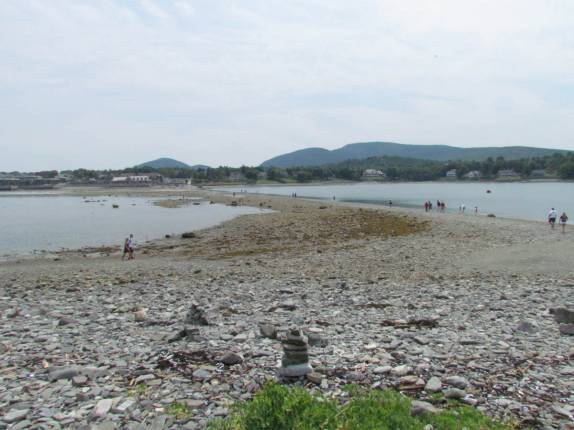 A longa ponte de areia formada na maré baixa, conectando Bar Harbor e a ilha em frente, em Maine, nos Estados Unidos